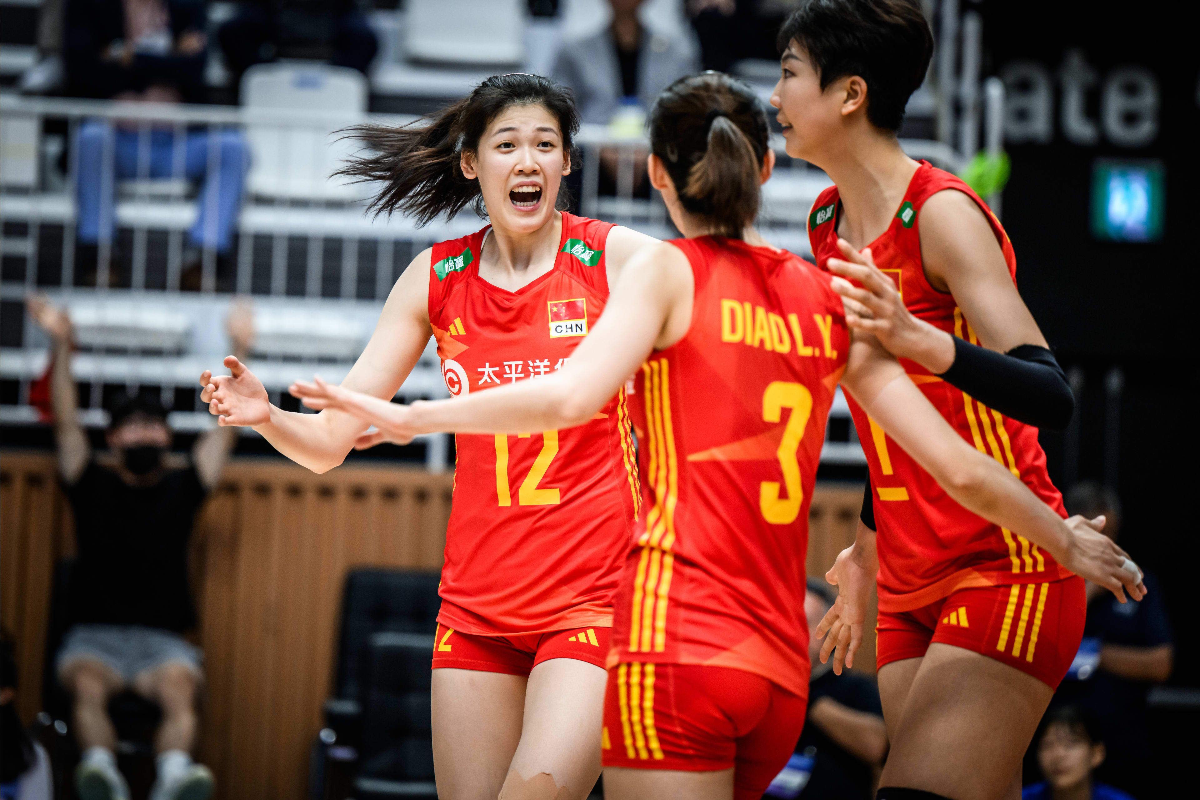 几张桌子、几把椅子、一盏小灯，这种沉浸式体验，一下子把大家带回了那段百年征程的起点，让观众能够在;初心纪念馆重温建党初期的艰辛与坚定